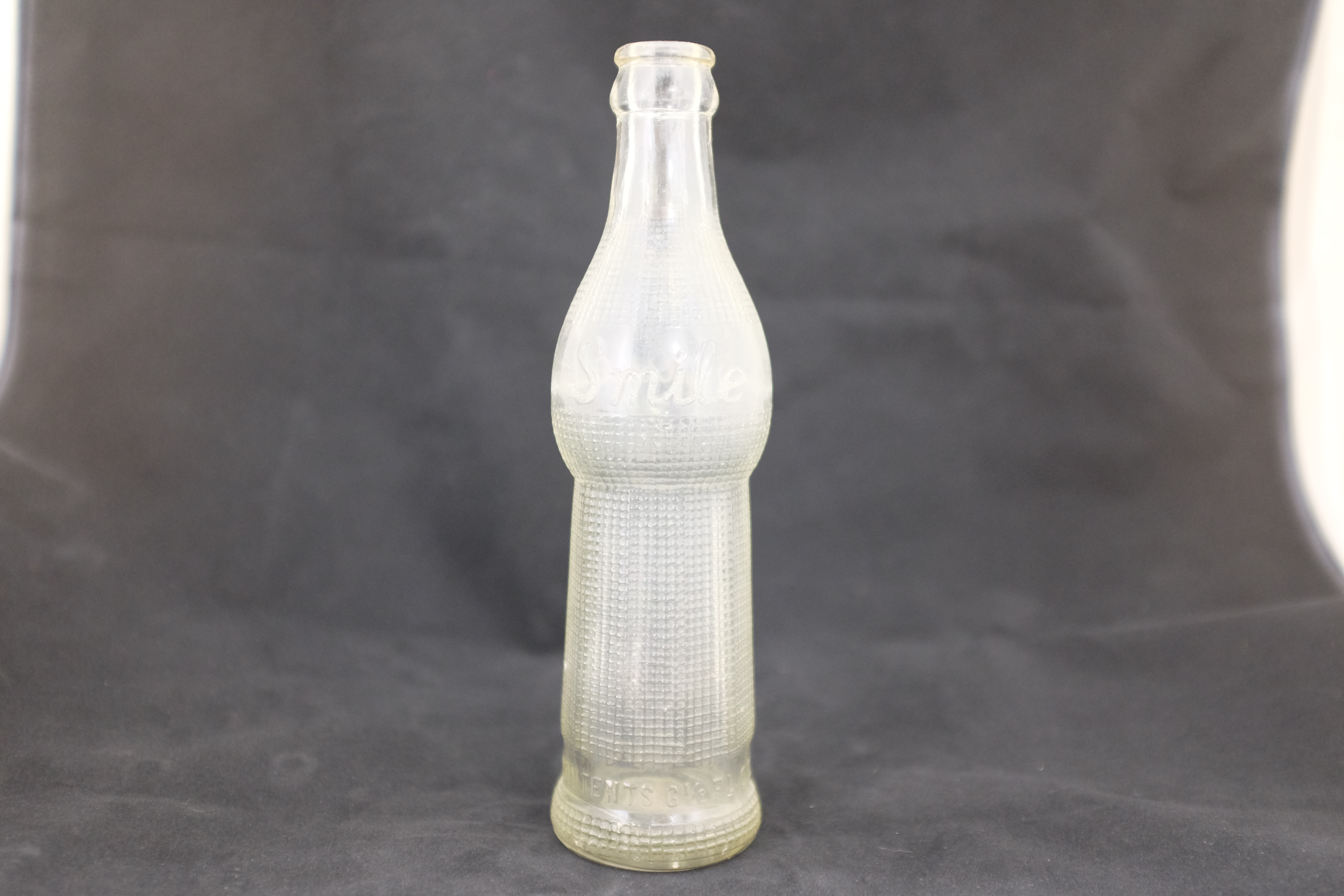 Smile — script shoulder, hobnail texture, 6½ fl. oz. contents line (20 February 2016)